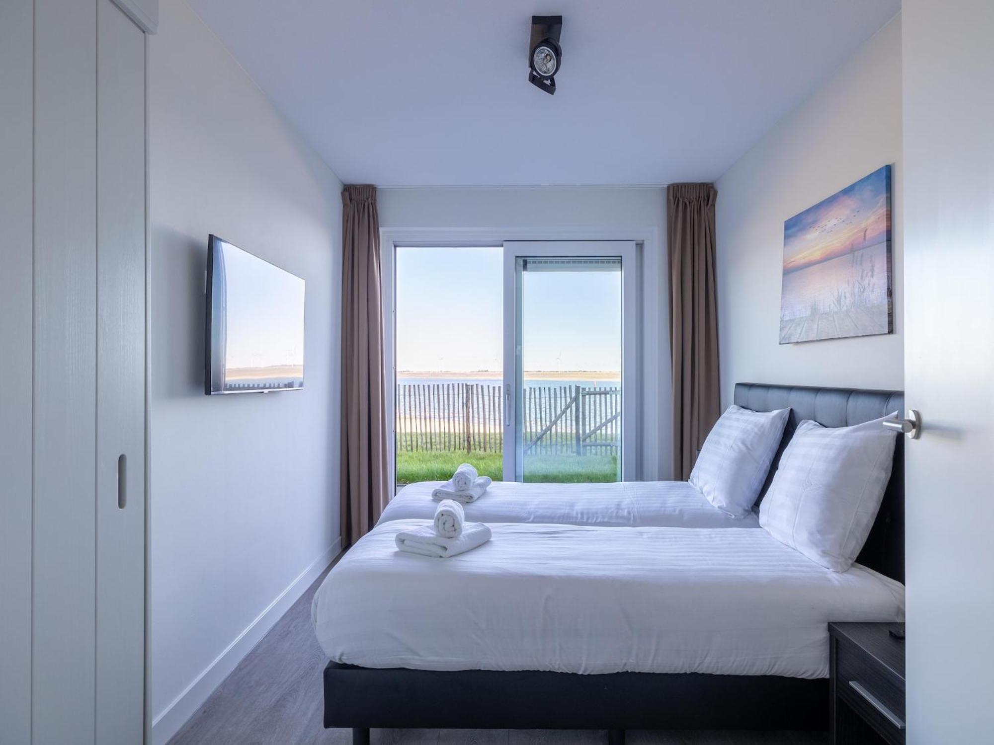 Lush With Water Views Vakantiehuis *