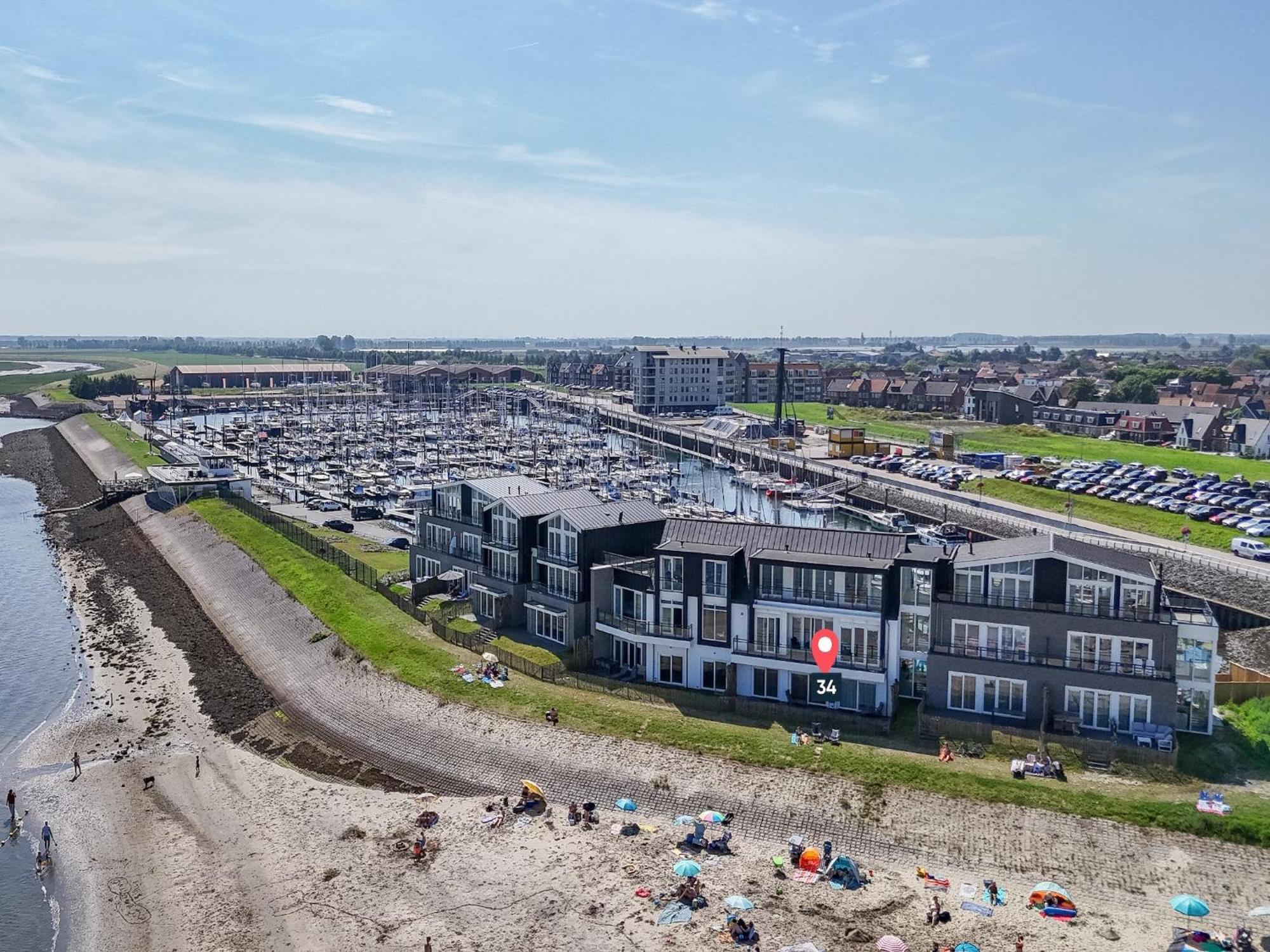 Lush With Water Views Vakantiehuis *